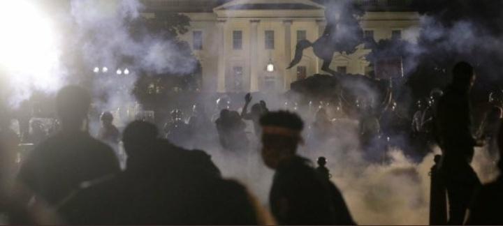 rationeruber's tweet photo. Nei telegiornali italiani parlano solo di Serie A e Salvini. Questo è il mondo reale.
#dcblackout #USAProtest #USAonFire https://t.co/RsGU9c6OSO