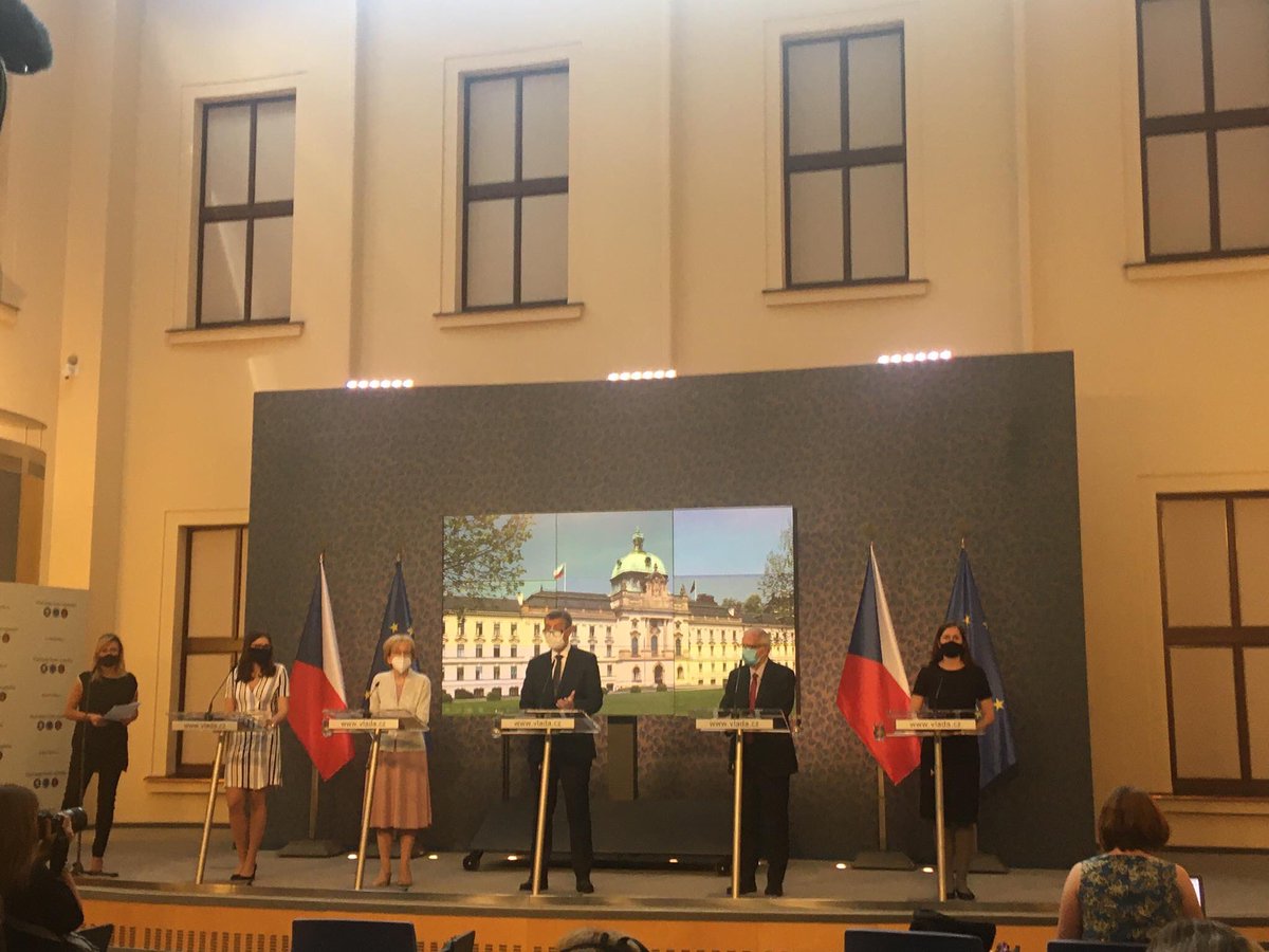 CzNpdm's tweet photo. Z Úřadu vlády dnes všechny děti dostaly jako malý dárek ke svému dni paragrafované znění návrhu zákona o dětském ombudsmanovi. My i PPDM jsme byli u toho.💙#participace #NPDM #dětskýombudsman https://t.co/TP1omlPwhh