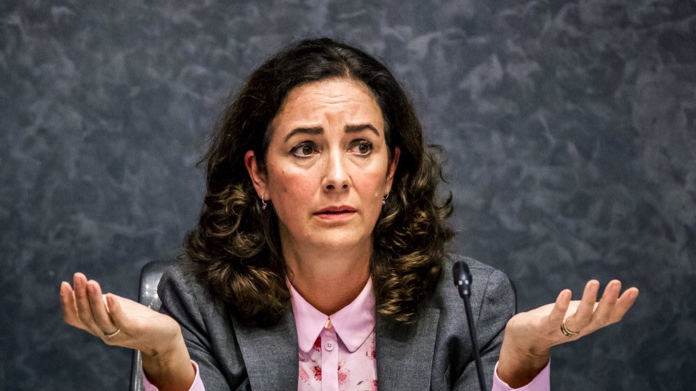 Burgemeester #Halsema heeft lak aan de 1.5 meter-afstand-regel voor de demonstranten in #Amsterdam. 

Twee conclusies:

-  niemand in Nederland kan nu nog worden verplicht zich aan de anderhalve-meter-regel te houden. 

- Halsema moet aftreden.