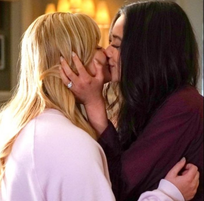 coco_thecoven's tweet photo. PRIDE!🌈🏳️‍🌈 Feliz mes del orgullo 💖 @QuefishTV  este es mi #BesoLGBT favorito🥺  #PrettyLittleLiars #emison #emisonforever #loveislove https://t.co/MEo1l5FH6U