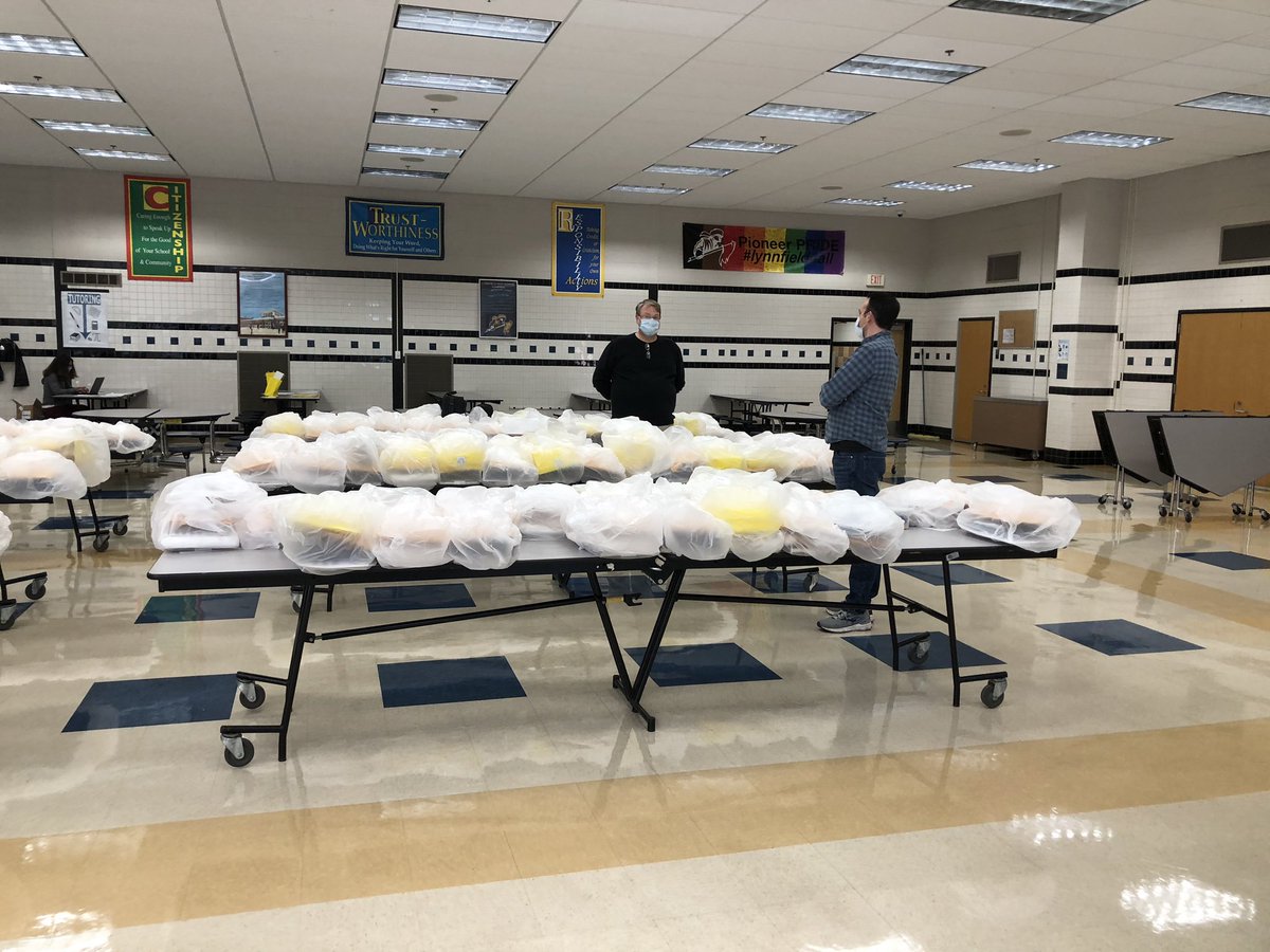 Tremblay818's tweet photo. A great morning seeing so many seniors as they drop off books and collect caps and gowns! @batesbc6378 @robertscleary https://t.co/YEMfmi1dif