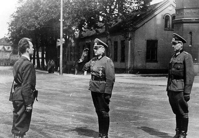 The #Antifa organisation Milorg, here represented by Terje Rollem, accepts the surrender of the Akershus Fortress, in Oslo, Norway from the «fa-part» on May 11, 1945. Photo: Johannes Stage.