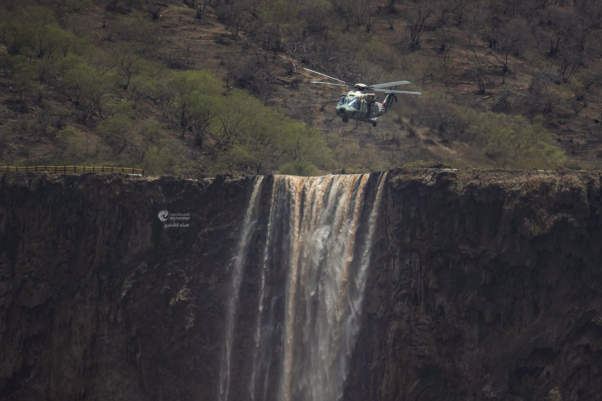 مساء الخير 😊
شخصيا احب ان اقدم شكري لكل الجهات التي قامت بجهود جبارة للوقوف مع ظفار في #منخفض_محافظة_ظفار 
واحب ان اقدم هاتين الصورتين اهداء خاص الى <a href="/MG_MOD_OMAN/">التوجيه المعنوي</a> التي التقطها وهم على رأس العمل .