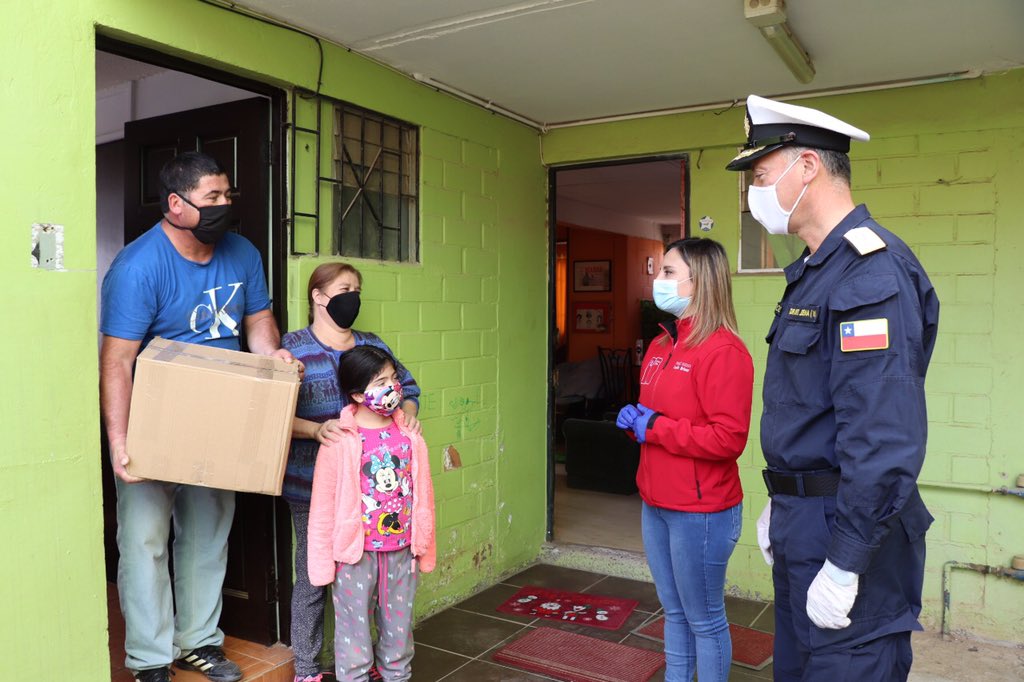 voceriavalpo's tweet photo. 🇨🇱Hemos llegado a los primeros hogares. 💪🏻 Nuestra Seremi @LeslieBrionesRo hizo entrega de las primeras 📦 #AlimentosParaChile en @Munivillalemana. Agradecemos al Alcalde #JoséSabat por la coordinación, para hacer llegar este beneficio anunciado por el pdte. @sebastianpinera. 🇨🇱 https://t.co/khjCjKWLht