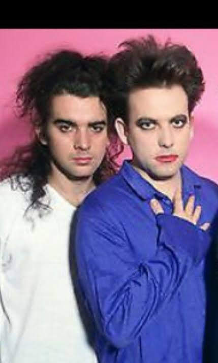 Happy birthday   Simón Gallup 1/jun./1960   cure México Dance.. 
