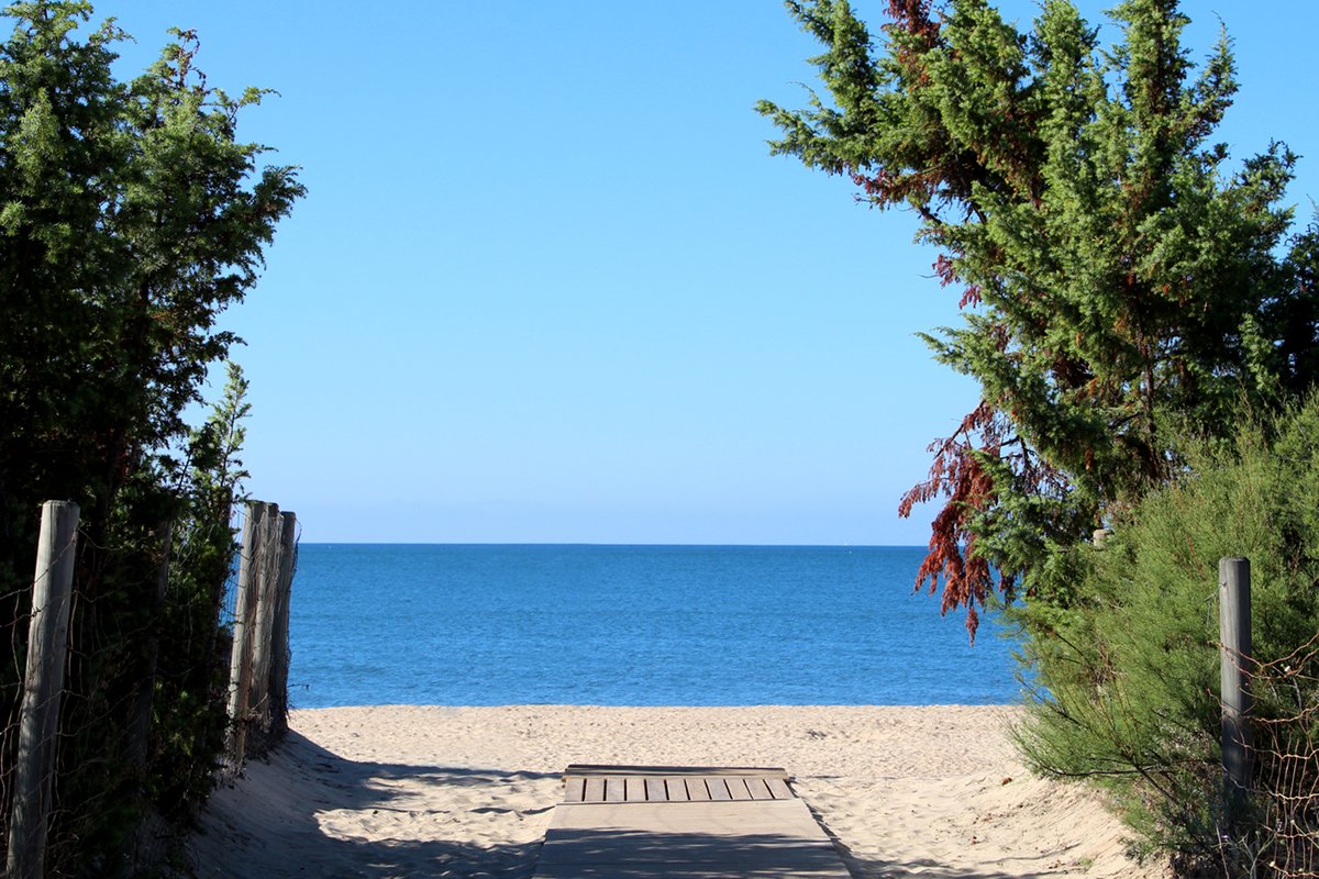 Islantilla organizará su playa en 14 áreas con aforo limitado y una zona reservada para grupos de riesgo,  contará con vigilantes para informar sobre las medidas de prevención frente a la COVID19, y los accesos desde el Paseo Marítimo serán unidireccionales.