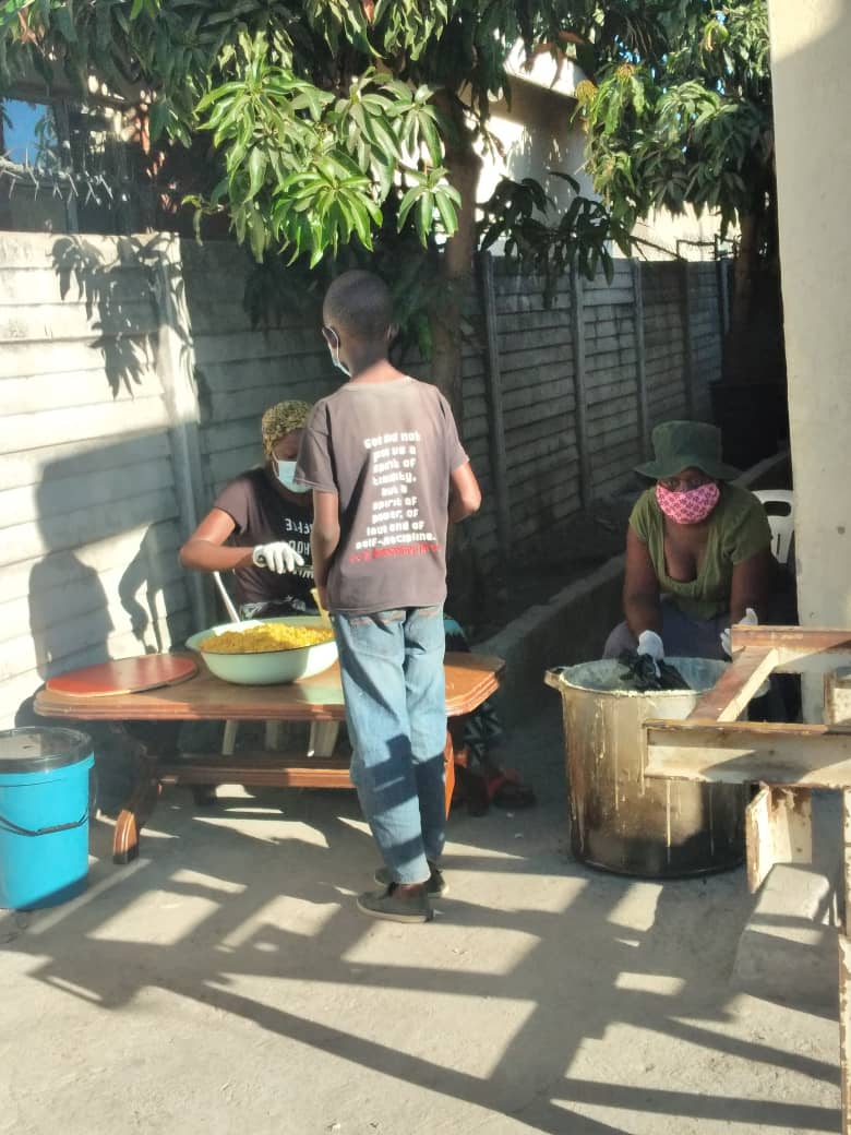 Semalho's tweet image. Day 48!!

Porridge: 624 children fed
Supper: 1662 people fed

We served Sadza and Cabbage.

Today's condiments were:

65 average sized cabbages
250 tomatoes
Half a pocket of onions
20 packets of royco
1kg salt
90 kgs of mealie
10 bottles of peanut butter
10 kgs of sugar