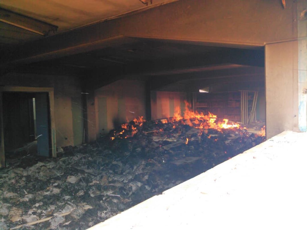VivaLaUCV's tweet photo. Asi como la quema de la Biblioteca de Alejandría en la antigüedad fue un gran golpe para la ciencia y la cultura 

Hoy vemos la quema y destrucción de la Biblioteca de la @UDO_VE Nucleo sucre como un golpe más a la universidad Venezolana que nutre de saber en el oriente del pais https://t.co/kJjUybn8NR