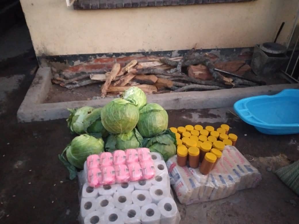 Semalho's tweet image. Day 48!!

Porridge: 624 children fed
Supper: 1662 people fed

We served Sadza and Cabbage.

Today's condiments were:

65 average sized cabbages
250 tomatoes
Half a pocket of onions
20 packets of royco
1kg salt
90 kgs of mealie
10 bottles of peanut butter
10 kgs of sugar
