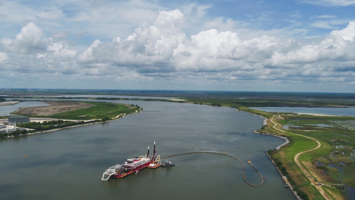 GaPorts's tweet photo. #Savannah harbor deepening sets precedent; four dredges working simultaneously. Read more: https://t.co/sqko3MV1DF.    @SavannahCorps #GeorgiaPorts #gaports #shipping #cargo #SavannahRiver #logistics #supplychain https://t.co/zDrRgjHatb