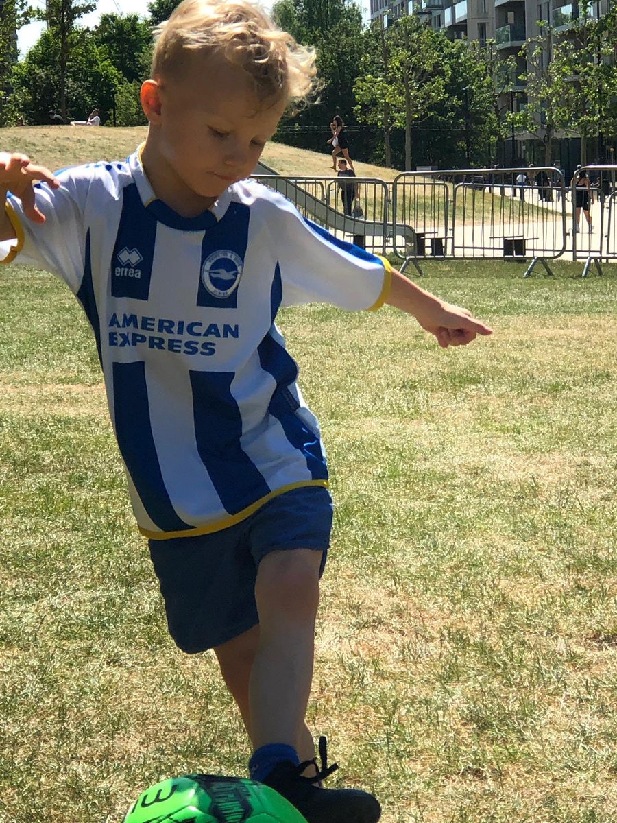 AshleighKno1's tweet photo. So proud of my if my little #footballers today playing in their @OfficialBHAFC tops for the #comeback #premiership @btsport #campaign #kidstars #kidsfootball ⚽️❤️ #BHAfC @KCPhotographyEU @JulesClaxt https://t.co/kcu9rsBzu5