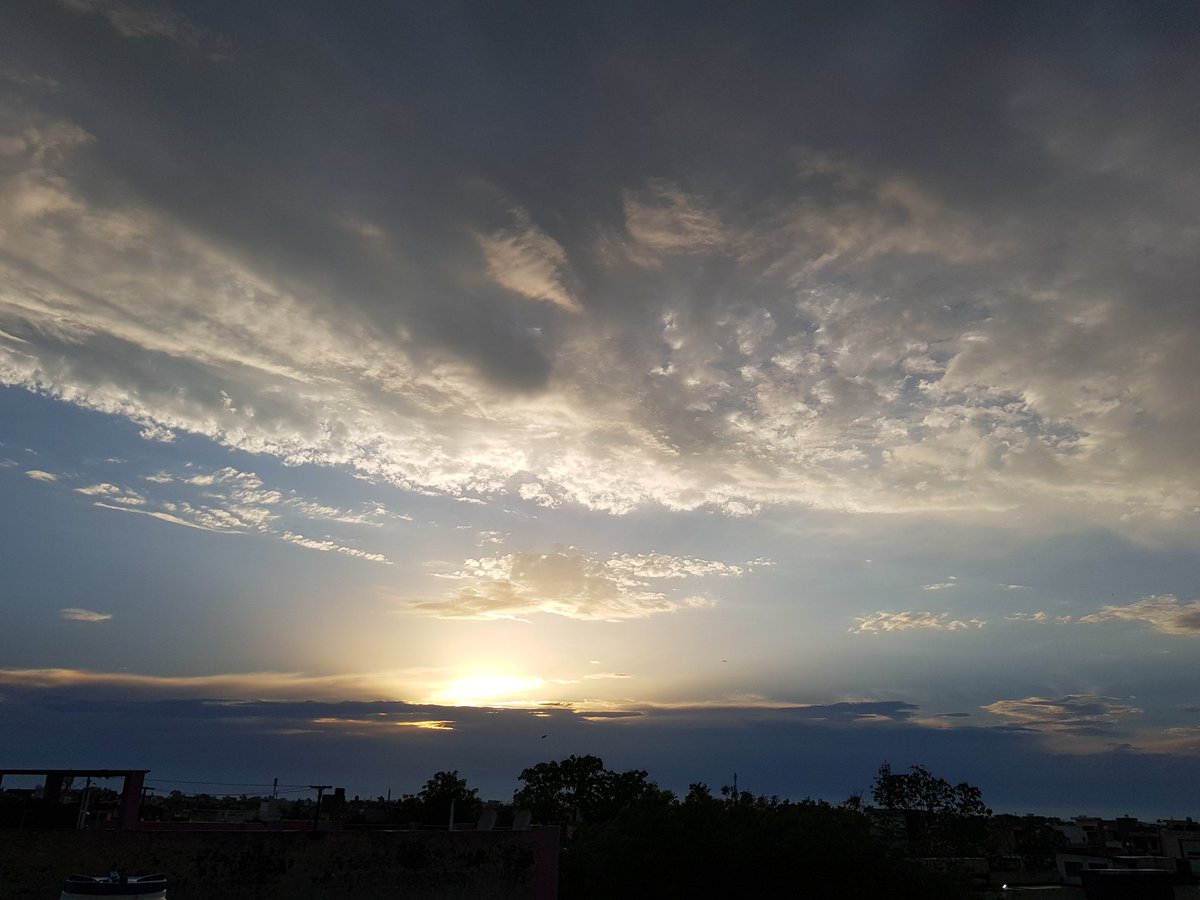 SpaceFormArch's tweet image. Saw a plane (after many weeks) looking like a floating dot in this beautiful sky!! Can you spot it? I know its difficult, but try 🙂