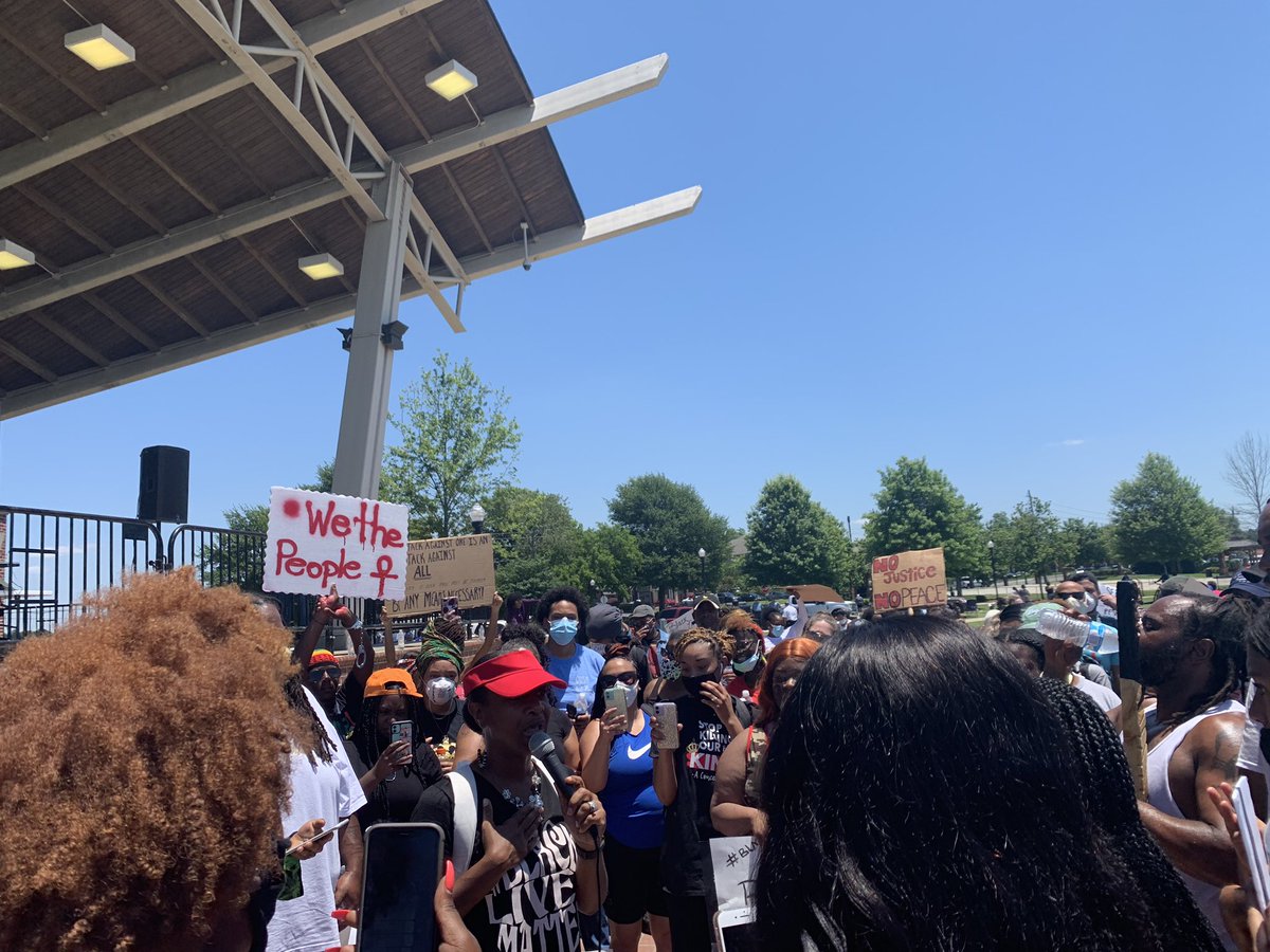 TapInWithTatiTV's tweet photo. There’s strength in numbers. #BlackLivesMatter 🖤 https://t.co/vRGiS8AqO4