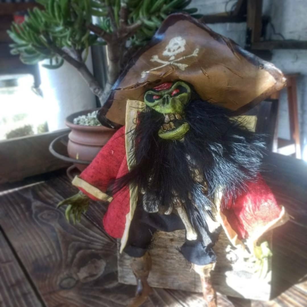 mostromagnets's tweet photo. Pirata fantasma LeChuck, cosido a mano. Para uso personal :) #lechuck #piratafantasma #thesecretofmonkeyisland #monkeyisland #talesofmonkeyisland #voodoodoll #guybrushthreepwood #guybrush #porcelanafría #coldporcelain #rongilbert #lucasarts #handmade @grumpygamer #muñecovudu https://t.co/aZOYZnPkmp