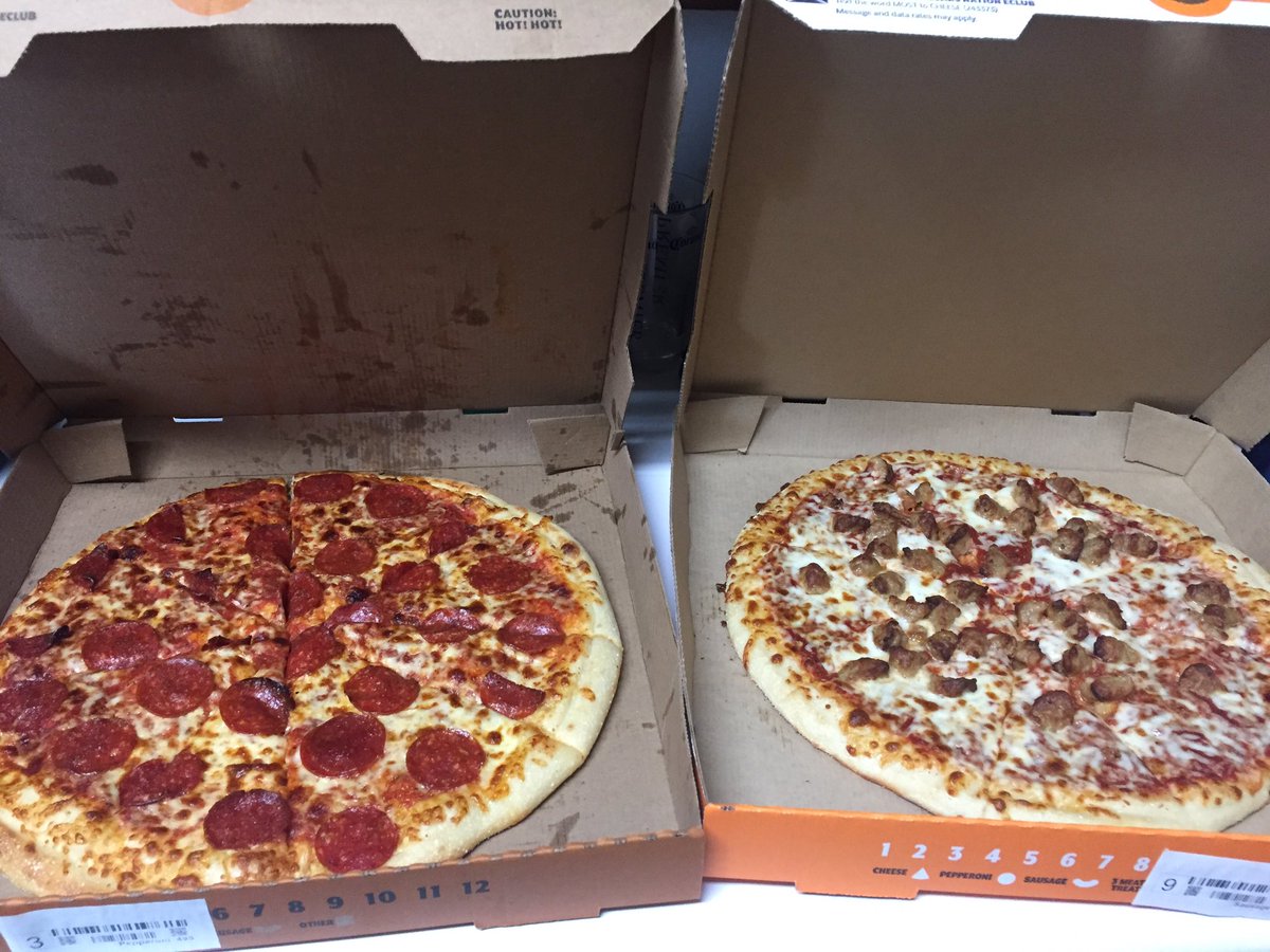 ram_slam_throw's tweet photo. #justfinished a #hardcore #backworkout 🏋🏻♀️🏋🏻♂️ #treating #ourselves to #hisandhers 💞 #pizzas 🍕 #yeah ‼️ #muscles 💪🏻 #fitnessmotivation #cardio 🏃🏻♀️🏃🏻♂️ #yum #mrabs 💋 #joinmycollective 💫 #witchywoman🌙 @ABFabDoubleD @littlecaesars https://t.co/abDLao8EYa