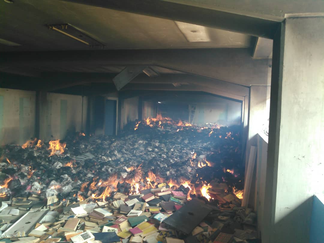 fevebioanalisis's tweet photo. Informamos que la Biblioteca de la UDO Núcleo Sucre, sufrió un incendio, dejando calcinado todos sus libros. #UDOSOS https://t.co/3szzNB2weP