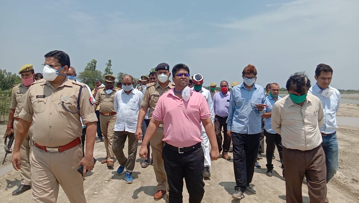 ashuias81's tweet photo. बस्ती जिले अंतर्गत आज SP हेमराज मीणा के साथ हर्रैया तहसील के केशवपुर में निर्माणाधीन बंधे का निरीक्षण किया।सम्बंधित अधिशासी अभियंता बाढ खंड बलवीर सिंह को एक सप्ताह के अंदर निर्माण कार्य पूरा के निर्देश दिए। https://t.co/TAg4CityDy