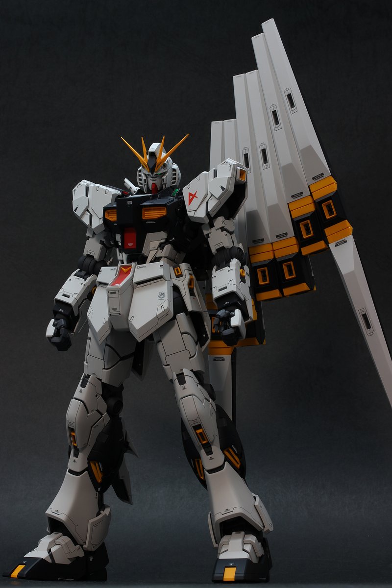 横田ユースケ Mg Nガンダム Ver Ka 完成 サイコフレームをすべてグレー系で塗装 腰は外装を延長することなく伸ばし スタイルを改善 頭部のアウトラインを大幅に変更 全身のディテールを消してすっきりさせてからシンプルなディテールを全身に施しま