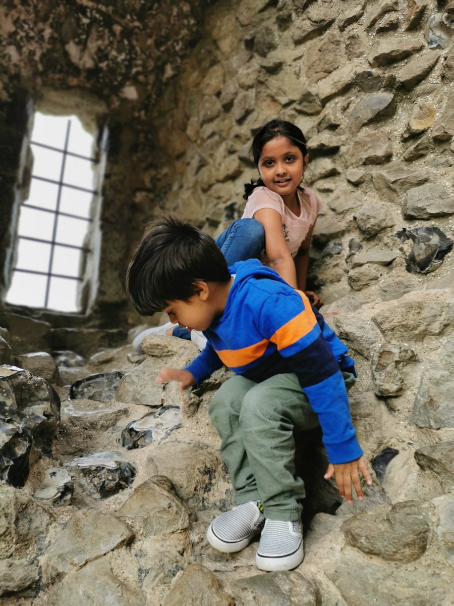 pandksharma's tweet photo. Aadya Exploring Hadleigh castle and explaining it to her brother ....god know how much he understood 🤣 @erikagoddard3 @GreenwaysPri https://t.co/WXVmVswYJ3