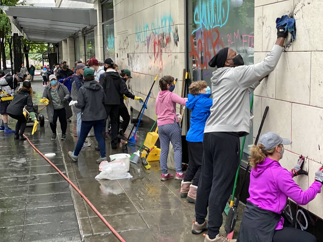 HeyAdvertising's tweet photo. It’s a difficult conversation, but it's a little easier when people come together with a purpose. Last Sunday morning in Seattle. #blacklivesmatter #seattle https://t.co/5HALOJ15O5