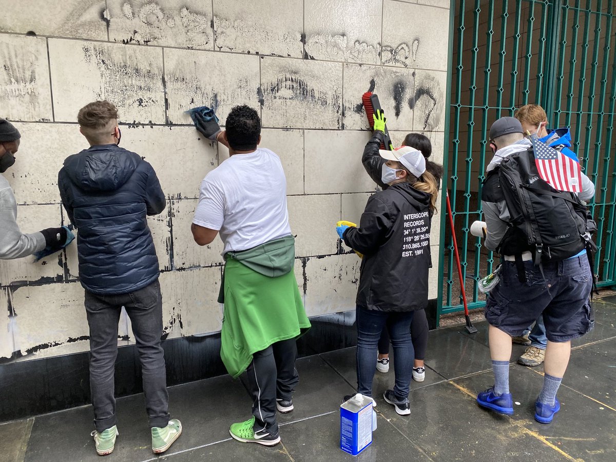 HeyAdvertising's tweet photo. It’s a difficult conversation, but it's a little easier when people come together with a purpose. Last Sunday morning in Seattle. #blacklivesmatter #seattle https://t.co/5HALOJ15O5