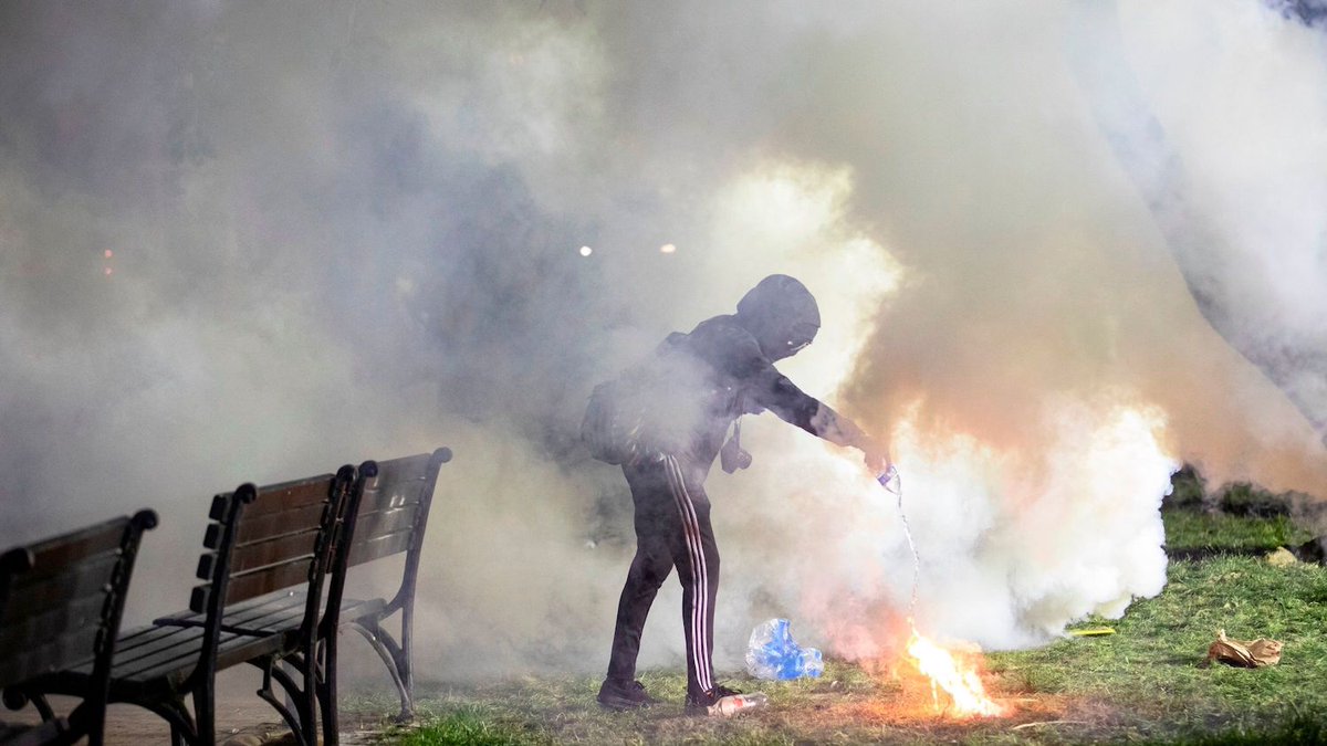 lifehacker's tweet photo. How to flush your eyes after being tear gassed: https://t.co/dgKnbtVFOU https://t.co/gRnKBoAZyz