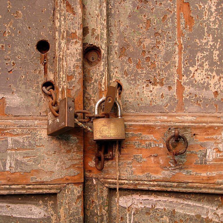 كل باب يغلق برغبة صاحبه لاتطرقه أبداً ..