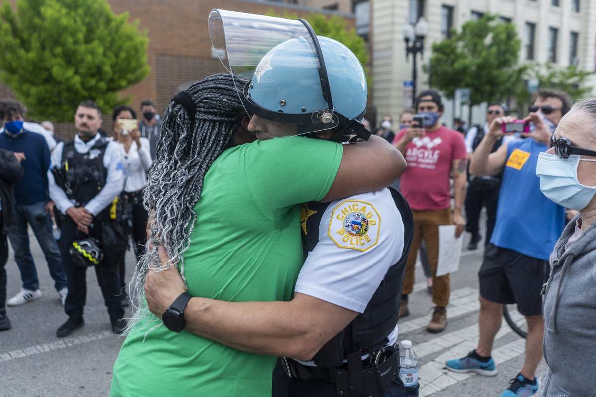 MoeZoyari's tweet photo. A Chicago police officer hugs an African-American woman during a peaceful protest in Uptown, Chicago. Photo by @Photomohammad 

#ChicagoProtest  #GeorgeFloyd #protests2020 #Chicago #uptown https://t.co/QG1lJxwgrt