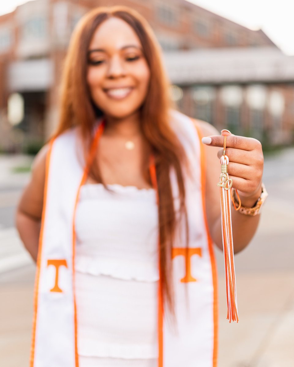 atriptoLA's tweet image. Congrats to the #Classof2020 even though the rest of our senior year didn’t pan out the way we wanted it to, we made it! 🎉🎓 #UTGrad2020 #UTKGrad2020