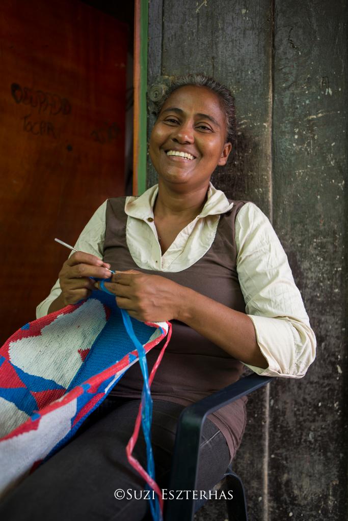 NatGeo_la's tweet photo. "Tejiendo ecomochilas con bolsas plásticas recicladas Ana ayuda a desplastificar los bosques y generan ingresos para sus familias. Involucrar a las comunidades locales es vital para la conservación"
💛Este viernes es el día del medioambiente. #LoQueHacesCuenta.
📸 @SuziEszterhas https://t.co/aYOKoovfr9