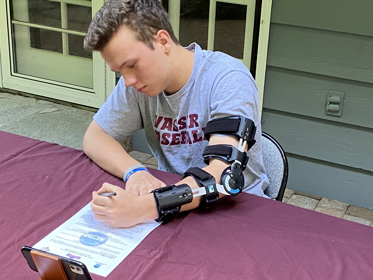 scottcame's tweet photo. Thanks @OlyBearSports for arranging the senior signing ceremony today. Proud of you @michaelcame10 ❤️📝. Congrats to all the 2020s 🎓🙌. Thanks for everything @BaseballOlympia and see you soon @VassarBaseball ! Go Bears and Brewers! ⚾️ https://t.co/OCULq3WHDp