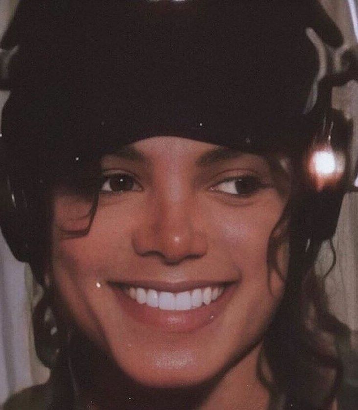 daaiiguaal's tweet photo. Michael Jackson 
Su nombre fue manchado durante años, donde lo tacharon de "Ped0filo", "Depravad0" y "Violad0r" cuando el lo unico que estaba y quería hacer, era proteger a los niños de los verdaderos monstruos..
#Anonymuos https://t.co/J8Xv5IrMRv