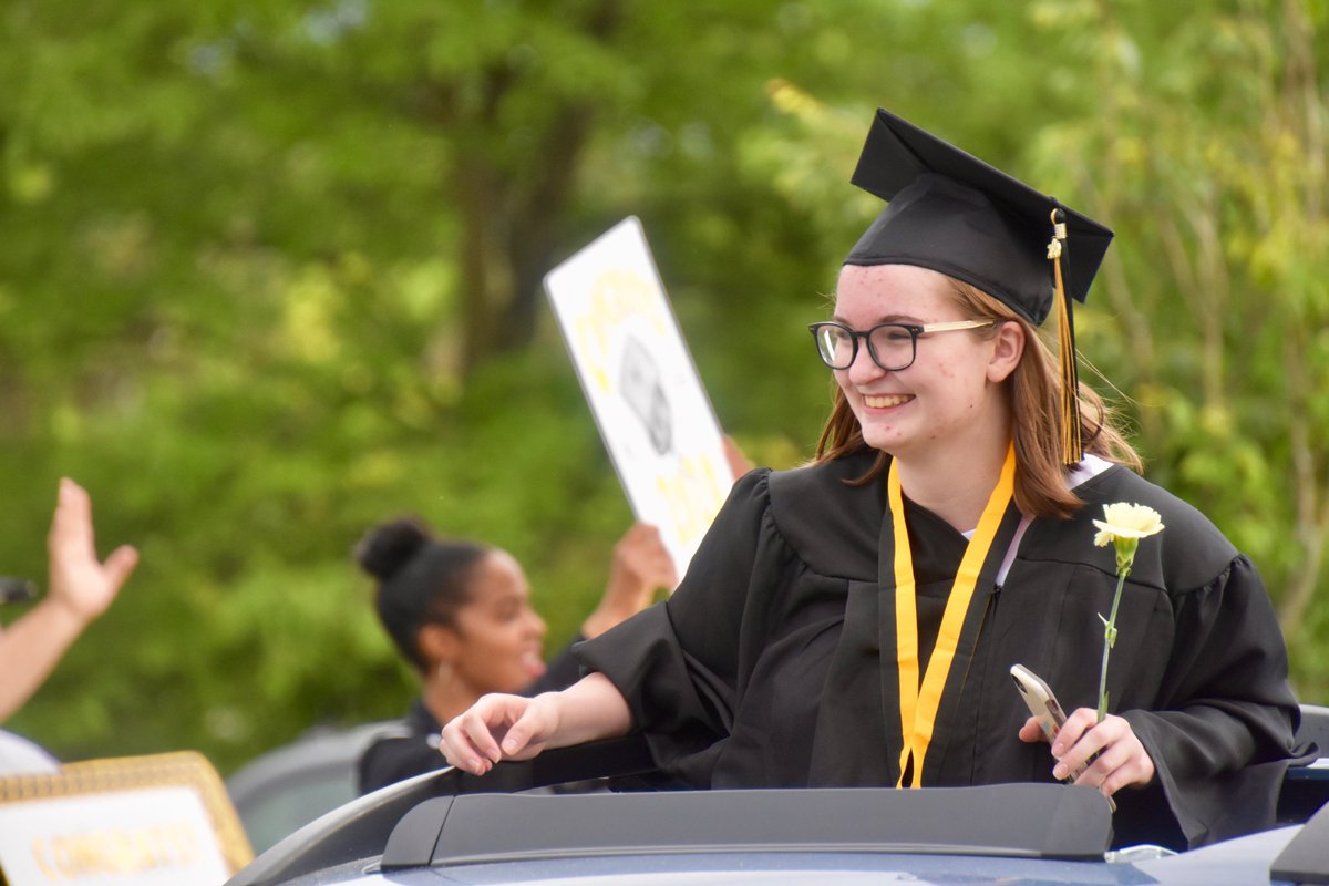 What an amazing evening celebrating our seniors! 550 graduates participated in tonight's parade with over 300 Noblesville Schools teachers and staff cheering them on. For full coverage of the event, visit HCTV1.com (1/4)