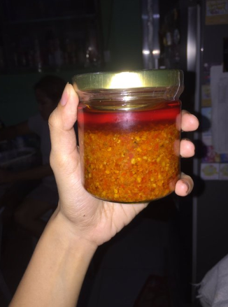 ADNTeam_Ageless's tweet photo. Scholar: Rica @ricaaaruuu (ADNSD Waves 1 to 5)
Product: Ruru's Homemade CHILI GARLIC OIL (200 mL)
Price: P150 (retail price; wholesale price available)
Location: Naic, Cavite

 "This is sure to bring an explosion of flavors to your palate!" - Rica

#ALDUBxADNKeepSafe https://t.co/RCbdLEKq48