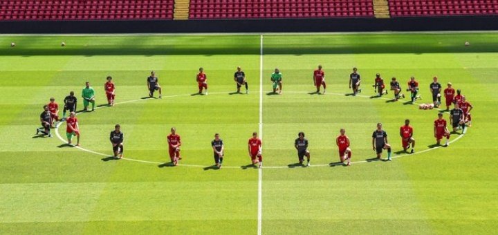 MOMOTHIAM201's tweet photo. Les joueurs de Liverpool, genoux au sol, pour rendre hommage à George Floyd. 🙏

📸 @LFC 

#BlackLivesMatter https://t.co/6fgR3FPN0q https://t.co/2dOOejkIK3