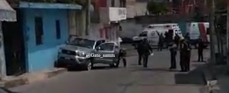 Gato_Samm's tweet photo. #Jiutepec movimiento policiaco en la calle Aquiles Serdán de la colonia Morelos, atacaron a balazos una camioneta, hay dos personas sin vida y una más herida que ya fue trasladada al hospital.! En unos minutos se va a llenar de patrullas como siempre... #LaPoliciaSiSeQuedaEnCasa https://t.co/K8c1Nk3xn5