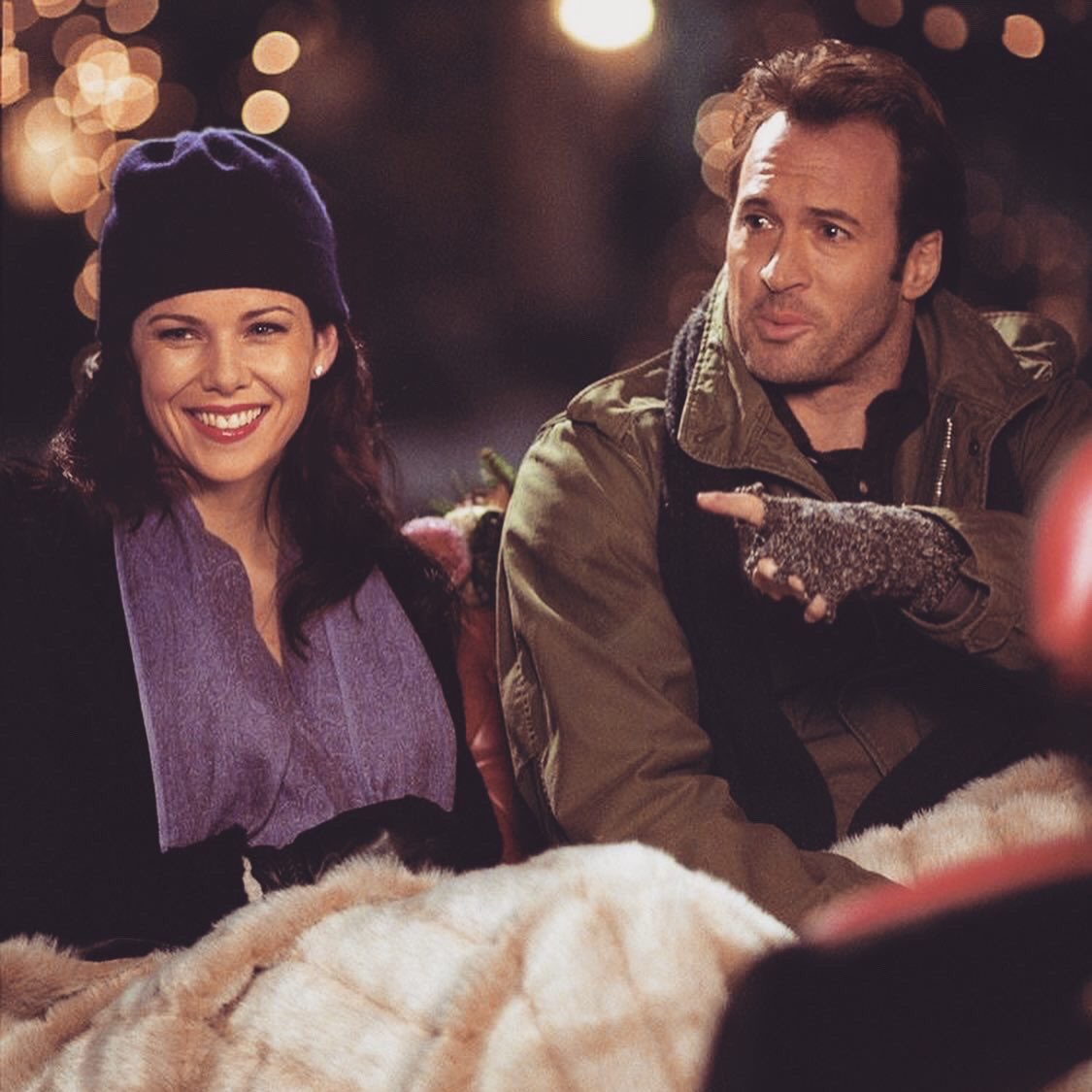 LasGilmoreSpain's tweet photo. La cena de... ♥️ #GilmoreGirls #LasChicasGilmore #LorelaiGilmore #RoryGilmore #lukedanes #jessmariano https://t.co/9e90dQ0XJu