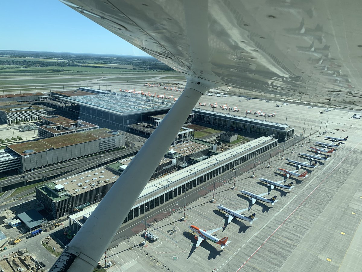 Evophyte's tweet photo. LowApproach #tegel und #schönefeld / #BER in einem Flug. So ruhig die CTR noch nie erlebt. Meilen vor dem Platz gab es schon ein „Cleared for low approch“.
#aviation https://t.co/Pbv88UneTX