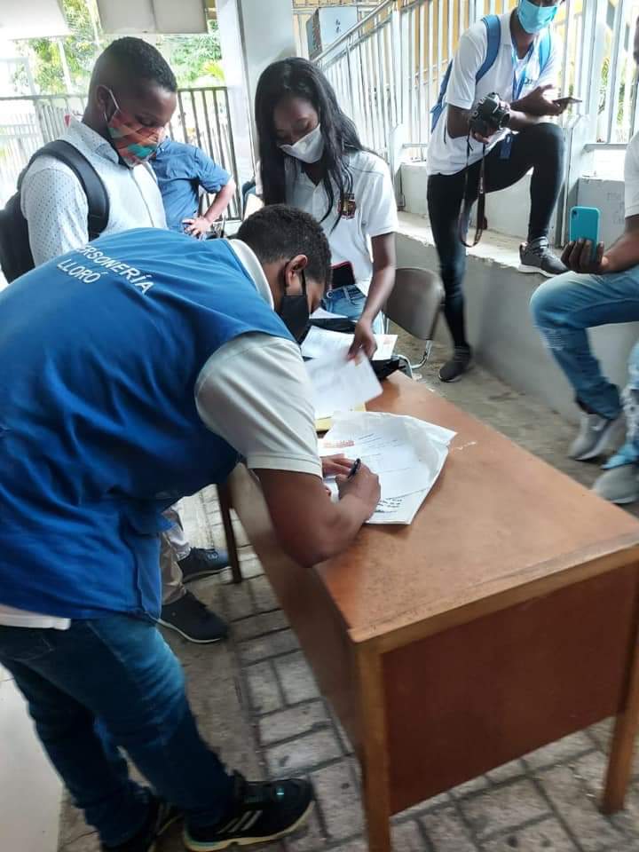 DonatonChocoGr's tweet photo. "Hoy el personero de Lloró,  Freddy Abadía Machado, recibió por parte de la Comisión Humanitaria del Chocó para la atención del Covid - 19, coordinada por la Diócesis de Quibdó y la Cruz Roja🇨🇴 Seccional Chocó, y en acompañamiento de la Procuraduría, 100 kits de alimentos... https://t.co/RWQog6jI1h