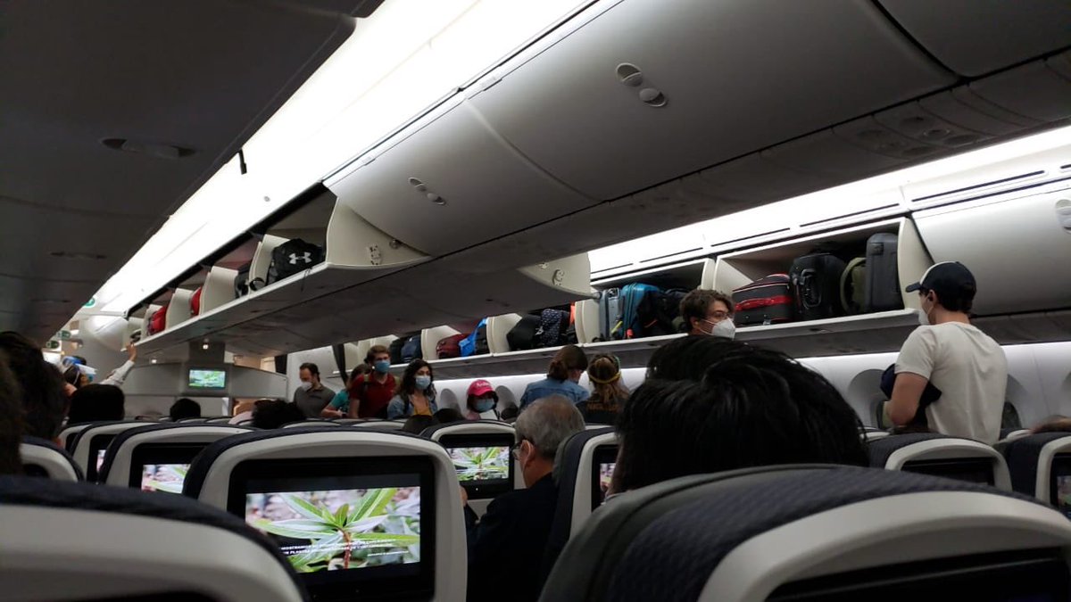 blancai_herrera's tweet photo. Hoy esta saliendo un vuelo de Madrid-México al 100% de ocupación, no respetaron sana distancia, según los protocolos que te dicen cuando reservas. https://t.co/3ulIStAgB7
