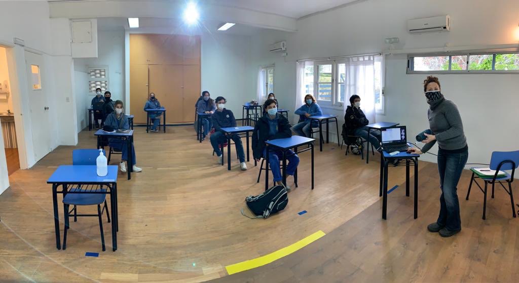 woodside_pde's tweet photo. Hoy 1 de junio se volvieron a encender las luces del colegio...recibimos a los estudiantes de #Senior6 con todo el protocolo sanitario funcionando, pero sobre todo nuestros corazones explotaron de emoción!

#RetornoaClases #NuevaNormalidad #WoodsideSchool https://t.co/5nrAMcfi4d
