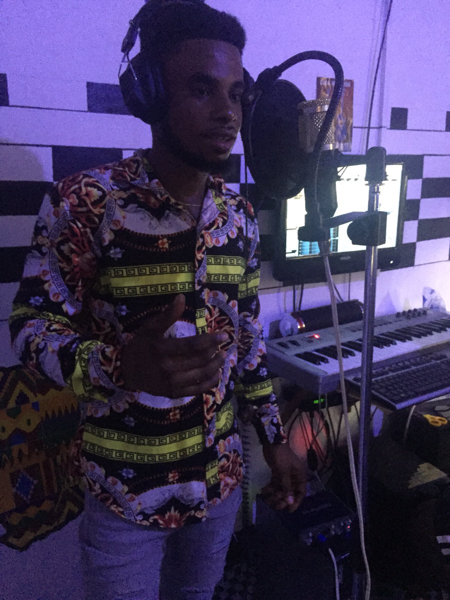 emberdeston's tweet image. Ember Deston.set on truck🎤🎧🔥.