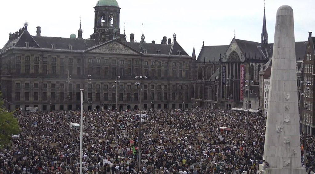 MariMariianne's tweet photo. Ik snap hem niet.. echt niet. Ken er met m’n pet niet bij, hoezo ‘respect voor de zorg?’. Hoe gerechtvaardigd de #demonstatie ook is.. ‘schijt aan de zorg zal je bedoelen!’ 😢#BlackLivesMatterNL #blijfthuis   #Amsterdam #covid #dedam https://t.co/4UUJ6tr9ZJ