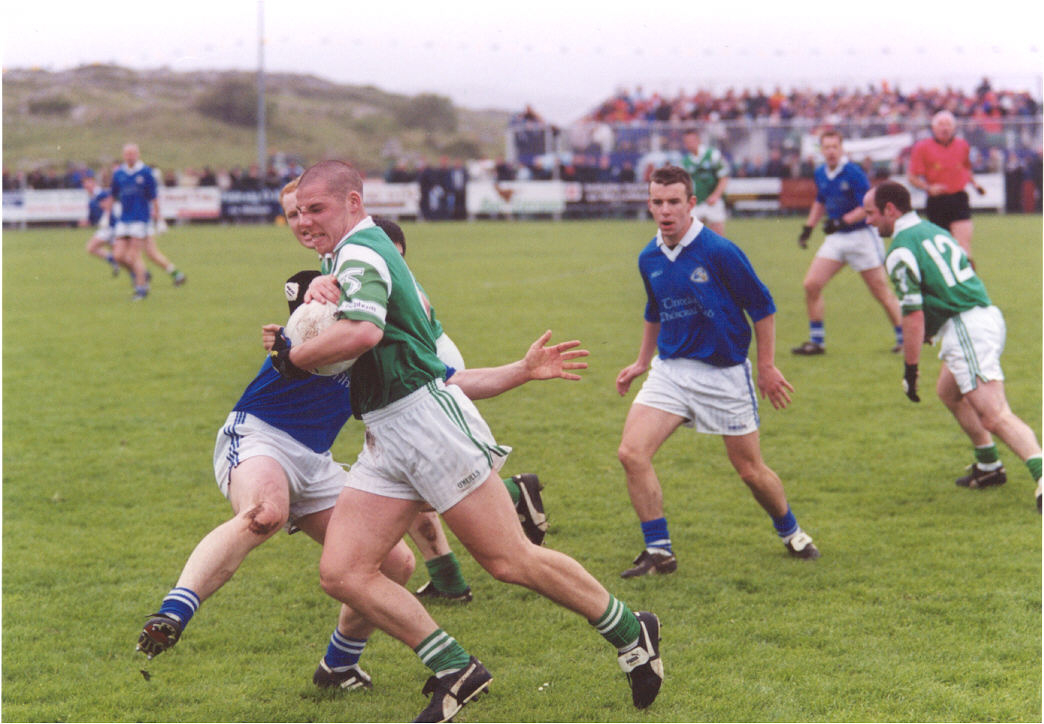 NaomhAnna's tweet photo. Seaimpíní Sinsir Comórtas Peile na Gaeltachta 2002 @gaothdobhairclg a fuair an ceann is fearr ar @NaomhAbanGAA 1-10 le 1-7. Bronnadh Laoch an Cluiche, déanta ag iar-Chathaoirleach @NaomhAnna réalt @RosnaRun, Diarmuid Mac an Adhastair, ar Rónán Mac Niallais, Gaoth Dobhair #cpnag20 https://t.co/IPCPLIlIe0