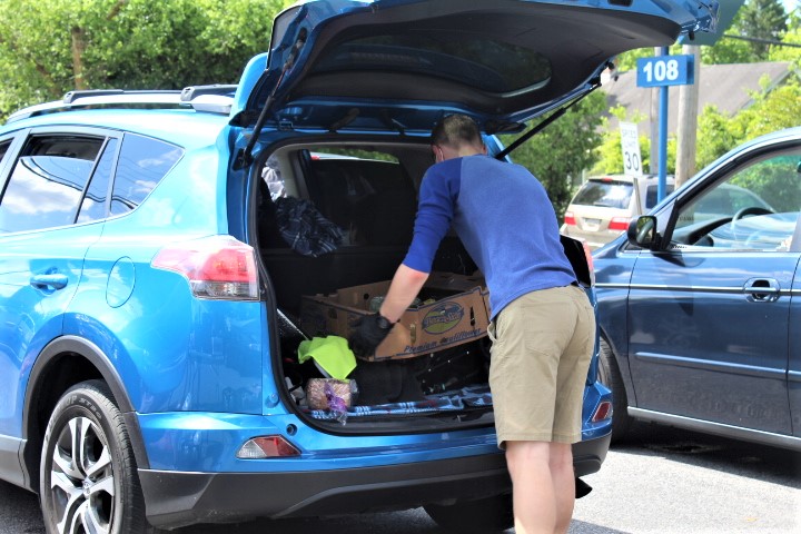 A big thank you to everyone who made food distribution happen this weekend! We were able to offer both walk-up and drive-up stations for the first time!