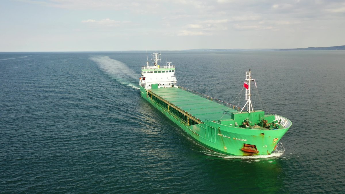 martinastro2005's tweet photo. Two greens passing on the Foyle this evening, Tanker Thun London and general cargo vessel Arklow Raider https://t.co/19Wt2BjIl1 #thuntankers #arklowshipping https://t.co/CtLIpHLKpJ