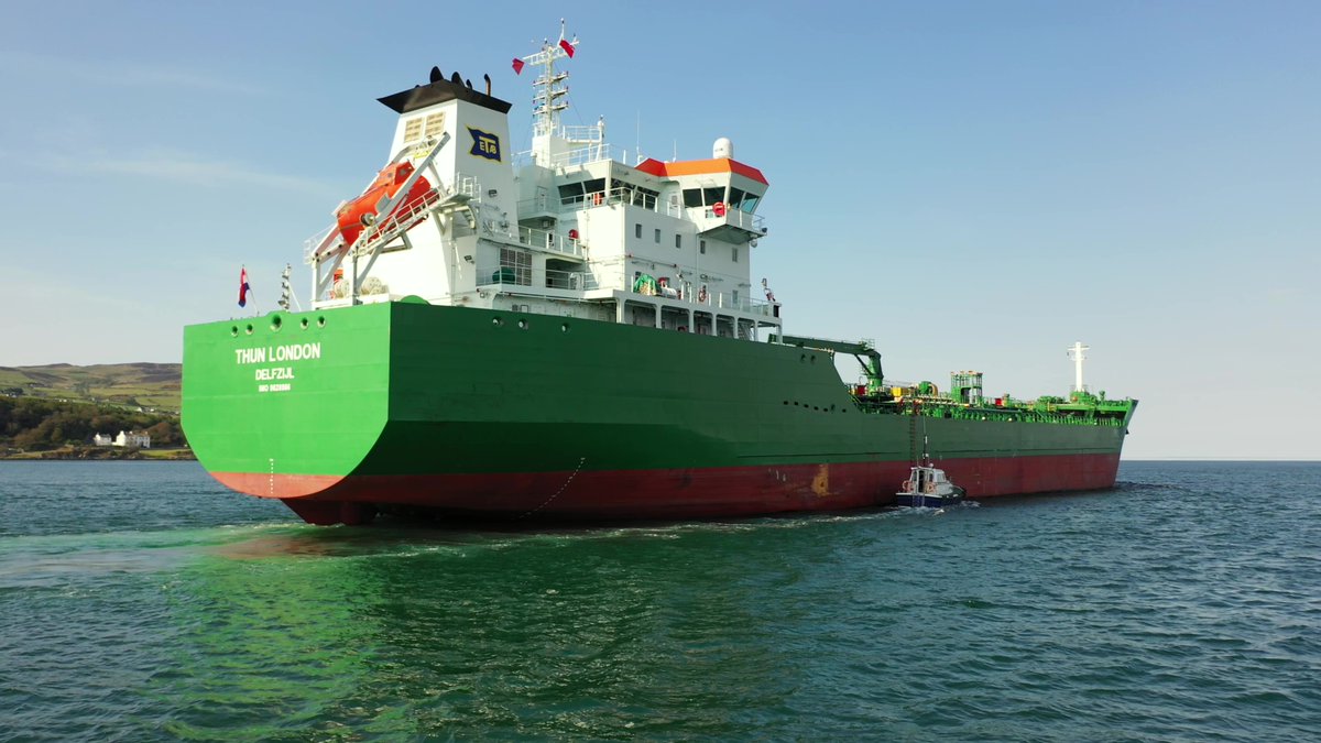 martinastro2005's tweet photo. Two greens passing on the Foyle this evening, Tanker Thun London and general cargo vessel Arklow Raider https://t.co/19Wt2BjIl1 #thuntankers #arklowshipping https://t.co/CtLIpHLKpJ