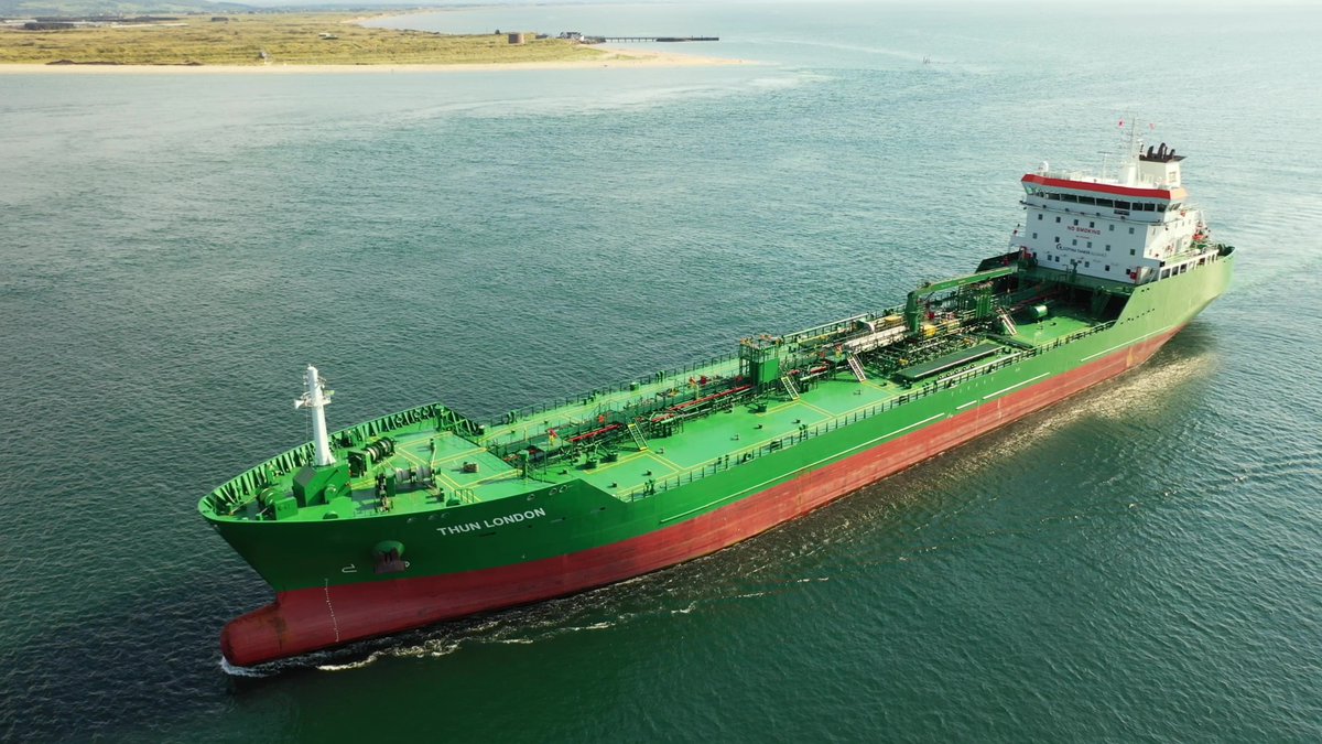 martinastro2005's tweet photo. Two greens passing on the Foyle this evening, Tanker Thun London and general cargo vessel Arklow Raider https://t.co/19Wt2BjIl1 #thuntankers #arklowshipping https://t.co/CtLIpHLKpJ