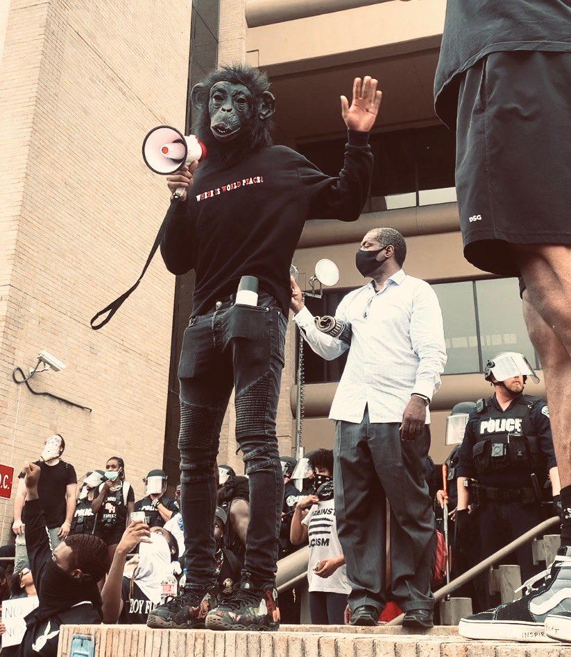 _jakefields's tweet photo. Justice for Floyd! Police need to be held accountable! SIGN THE PETITION! ➡️ https://t.co/XXtFkjFDGM

📸: Sarah Fields 

#justiceforfloyd #austinprotest https://t.co/nWyGKyHr0S