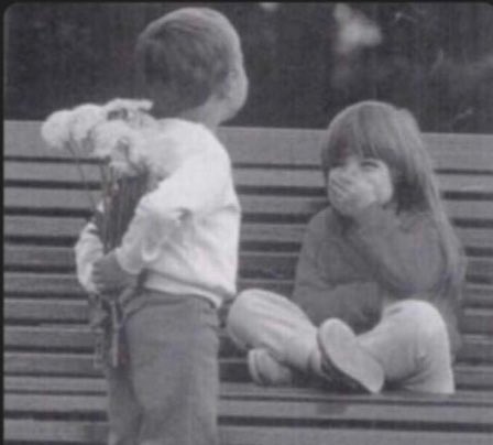 لگ ضحكةٍ لو على العالم توزعهـا
ماشفت وجهٍ عبوسً وخاطرٍ ضايق